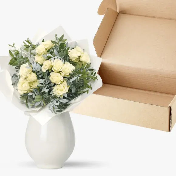 Buchet de 5 minirosa albi in cutie