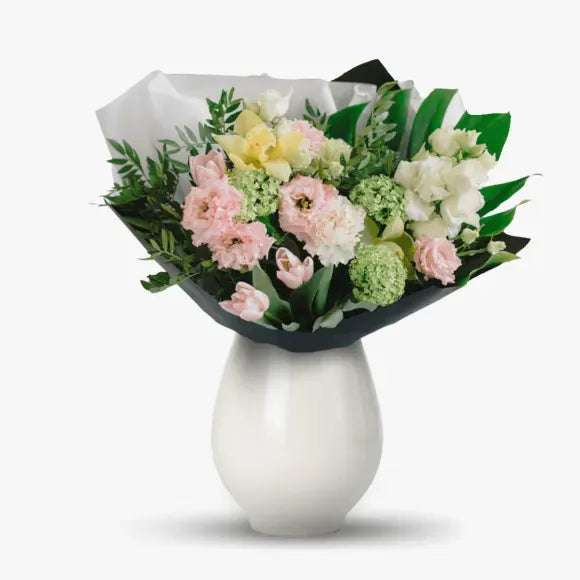 Buchet de flori cu lisianthus si viburnum