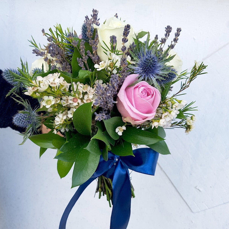 Buchete Domnisoara De Onoare Trandafiri Si Eryngium