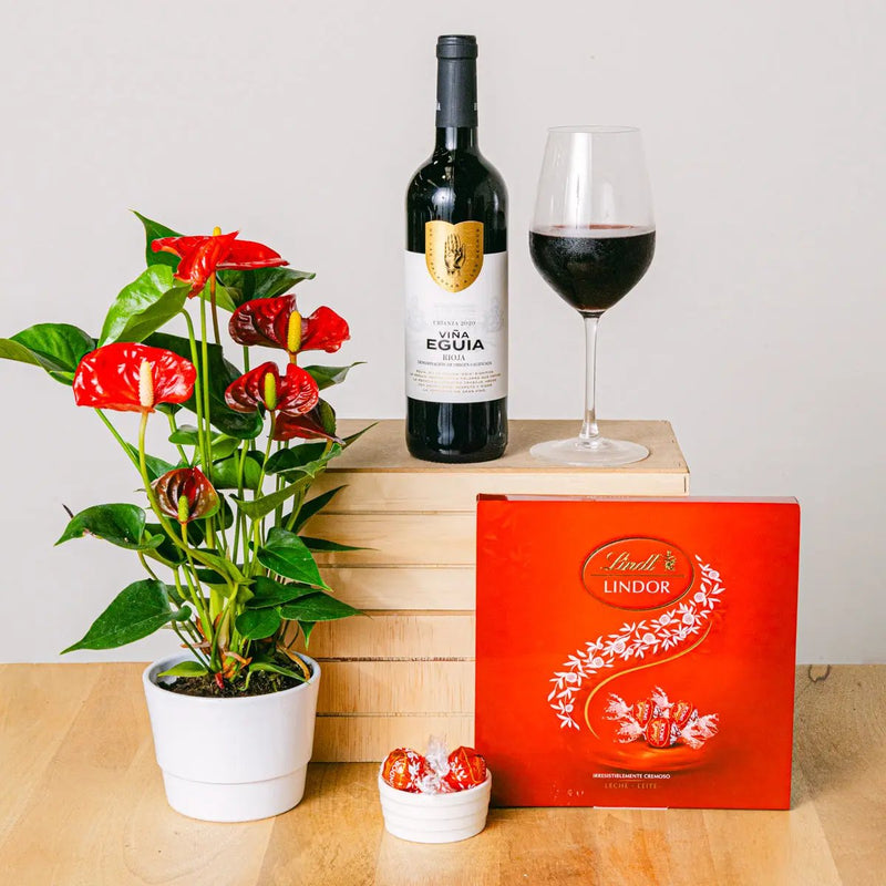 Set Floral Red Hearts cu Ciocolata, Anthurium si Vin Rosu