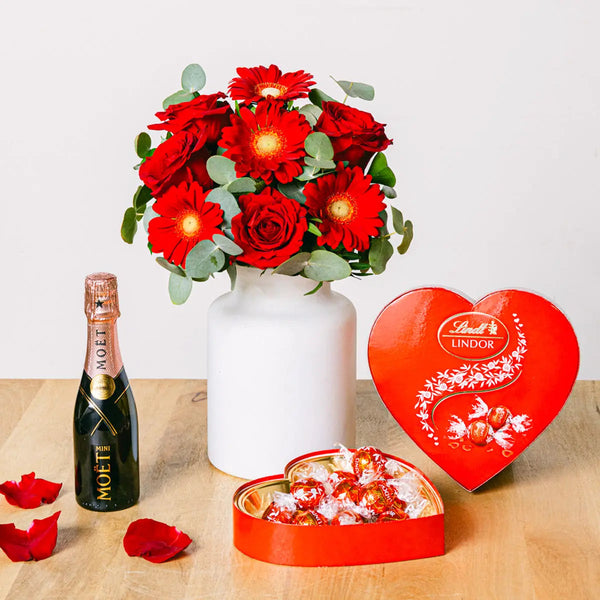 Premium Delight - Roses Buchet and Mini Moët - | Livrare Flori Județul Călărași
