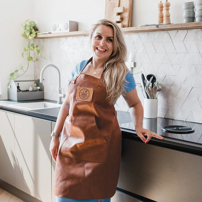 Engraved leather apron - Brown - | Livrare Flori Județul Călărași