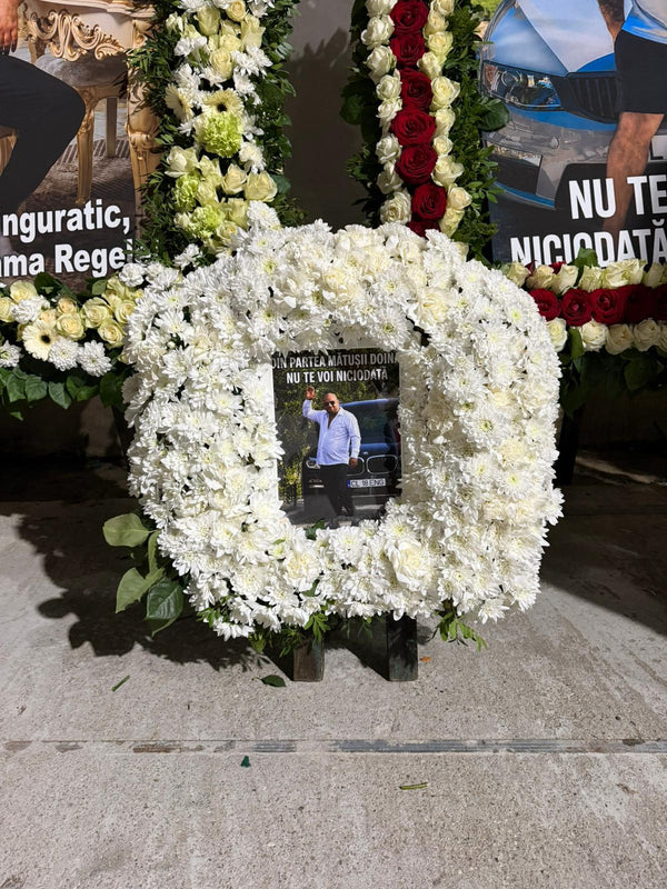 Coroană Funerară Din Crizanteme Și Garoafe Albe, Cu Fotografie Personalizată