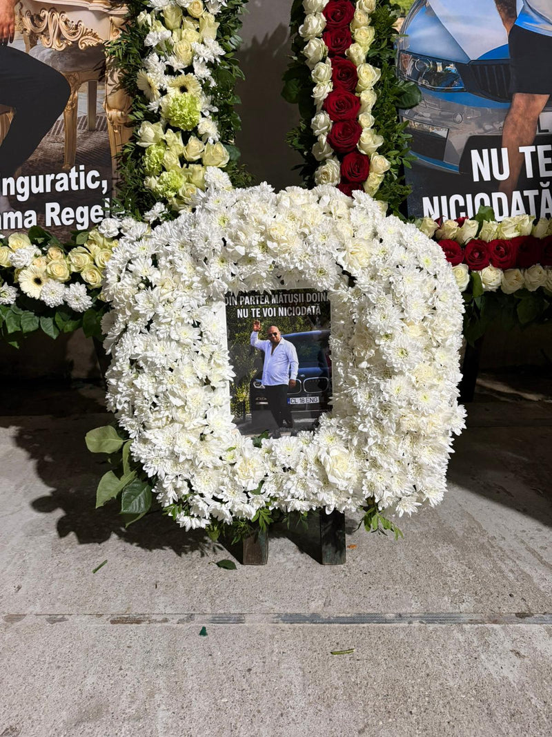 Coroană Funerară Din Crizanteme Și Garoafe Albe, Cu Fotografie Personalizată