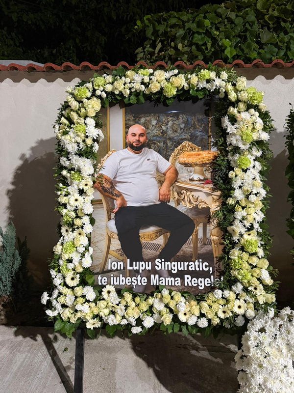Coroană Funerară Gigantică Din Flori Naturale, Cu Tablou Personalizat Nr. 1