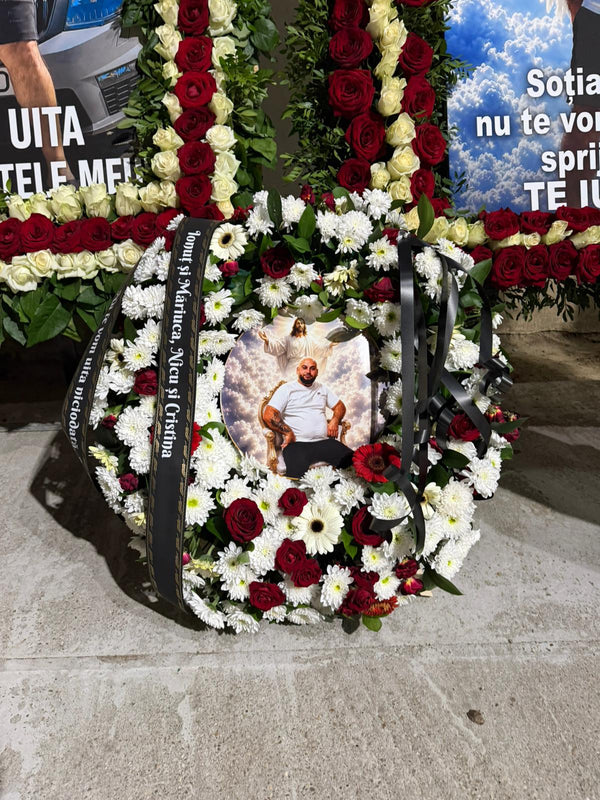 Coroană funerară din trandafiri roșii și albi cu crizanteme, fotografie personalizată și panglică funerară – Florăria Budești