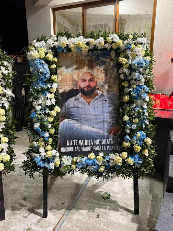 Coroană Funerară Gigantică Din Flori Naturale, Cu Tablou Personalizat Nr. 2