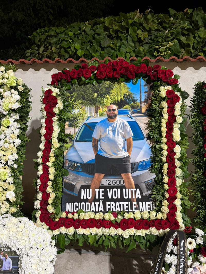Coroană Funerară Gigantică Din Flori Naturale, Cu Tablou Personalizat Nr. 4